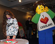 Basteln im "Rebuild the World - Planet Legoland" Kreativ Zentrum (©foto: Martin Schmitz)